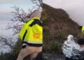Autoridades brindan apoyo a dos jóvenes que se quedaron varados en el Cerro de la Silla en Monterrey, NL