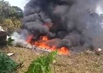 Avión de la Fuerza Aérea colombiana se estrella dejando más de 100 muertos