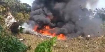 Avión de la Fuerza Aérea colombiana se estrella dejando más de 100 muertos