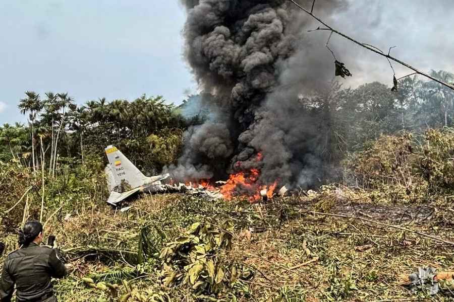 Avión de la Fuerza Aérea colombiana se estrella dejando más de 100 muertos