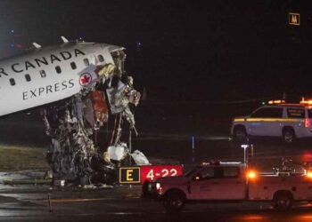 Avión se impacta contra camión de bomberos en el aeropuerto LaGuardia en Nueva York