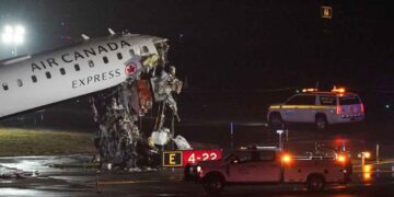 Avión se impacta contra camión de bomberos en el aeropuerto LaGuardia en Nueva York