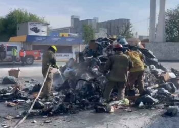 Bomberos atienden fuerte incendio en el cruce de la avenida Miguel Alemán y San Rafael en Guadalupe, NL
