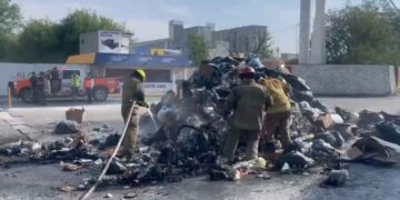 Bomberos atienden fuerte incendio en el cruce de la avenida Miguel Alemán y San Rafael en Guadalupe, NL