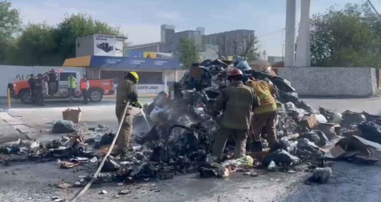 Bomberos atienden fuerte incendio en el cruce de la avenida Miguel Alemán y San Rafael en Guadalupe, NL