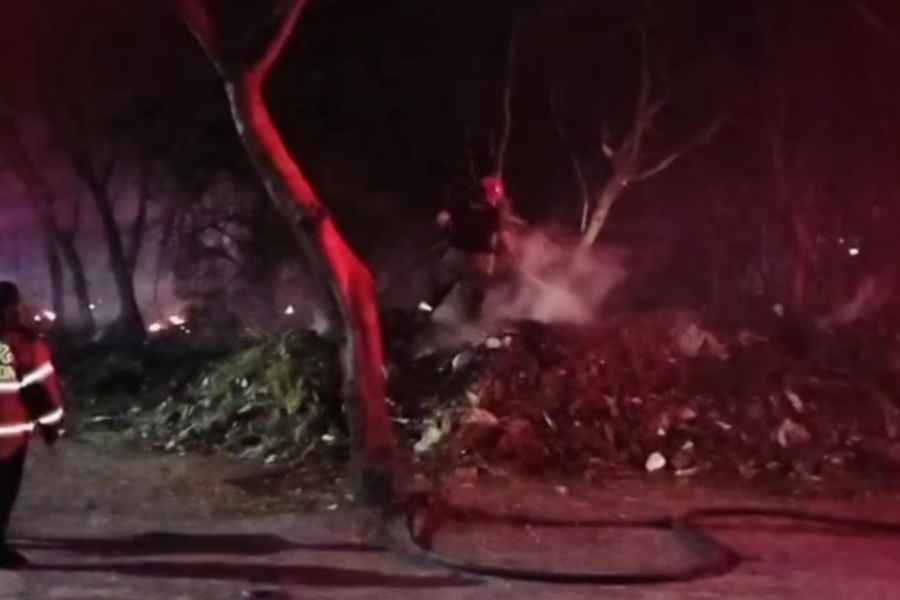 Bomberos controlan incendio en predio abandonado al norponiente de Monterrey, NL