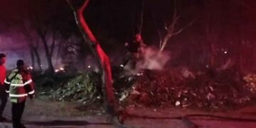Bomberos controlan incendio en predio abandonado al norponiente de Monterrey, NL