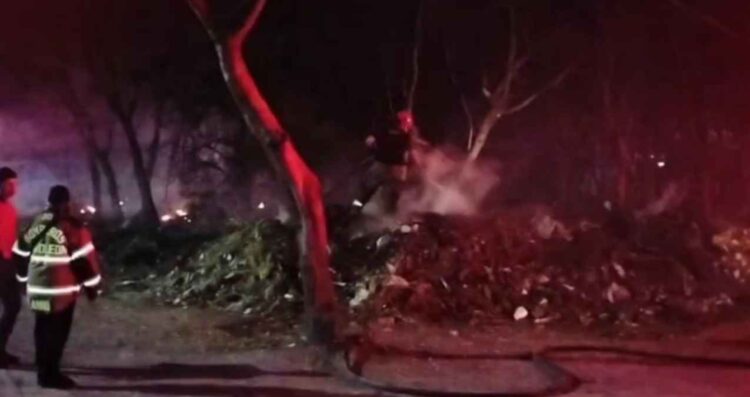 Bomberos controlan incendio en predio abandonado al norponiente de Monterrey, NL