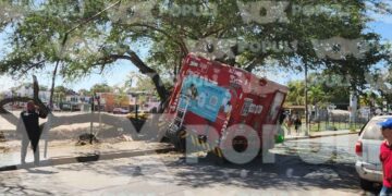 Camión de Coca-Cola se impacta contra árbol en el centro de Ciudad Madero, Tamaulipas