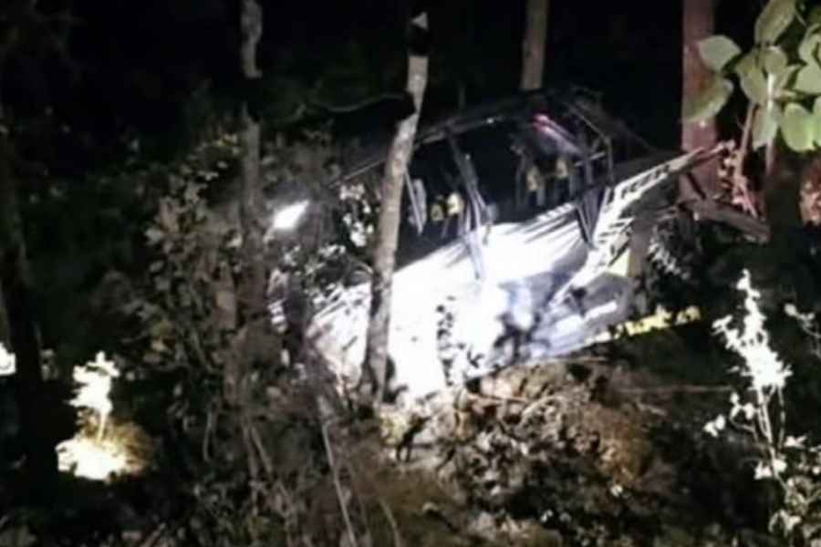 Camioneta cae a barranco y deja lesionados en Montemorelos, Nuevo León