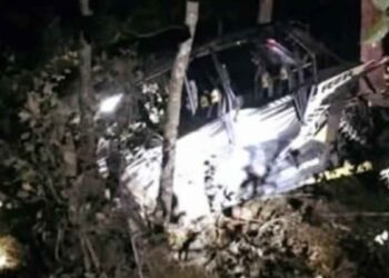 Camioneta cae a barranco y deja lesionados en Montemorelos, Nuevo León