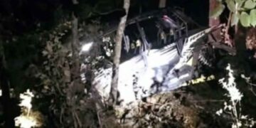 Camioneta cae a barranco y deja lesionados en Montemorelos, Nuevo León