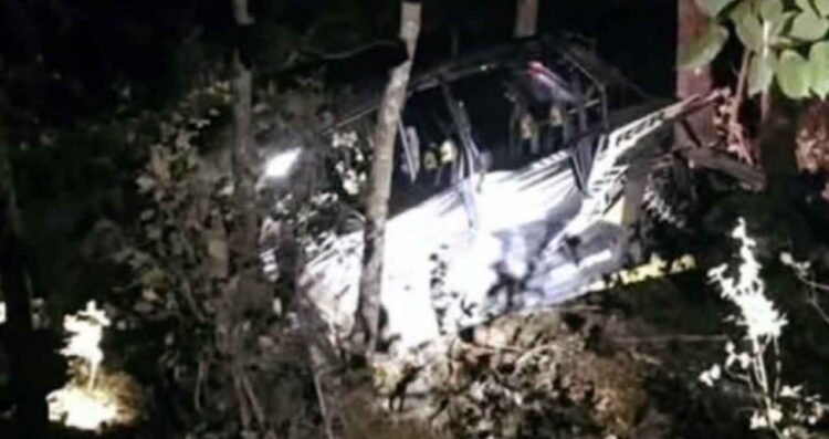 Camioneta cae a barranco y deja lesionados en Montemorelos, Nuevo León