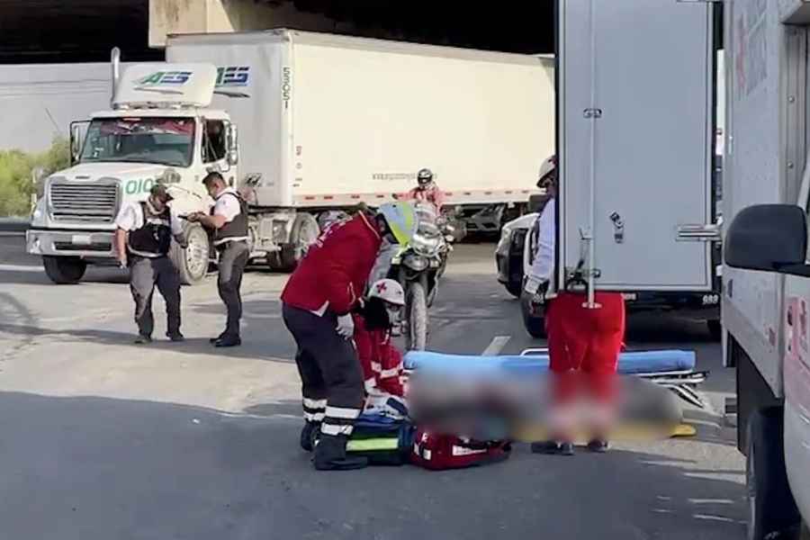 Camioneta embiste a masculino y lo deja gravemente lesionado en avenida Raúl Salinas en Escobedo, NL