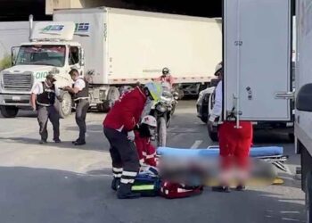 Camioneta embiste a masculino y lo deja gravemente lesionado en avenida Raúl Salinas en Escobedo, NL