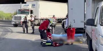Camioneta embiste a masculino y lo deja gravemente lesionado en avenida Raúl Salinas en Escobedo, NL