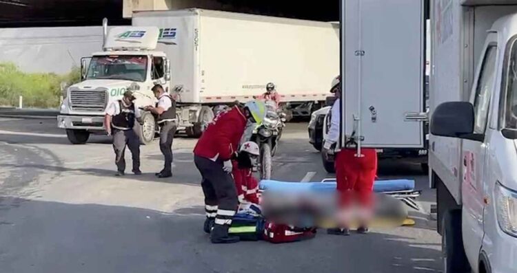 Camioneta embiste a masculino y lo deja gravemente lesionado en avenida Raúl Salinas en Escobedo, NL