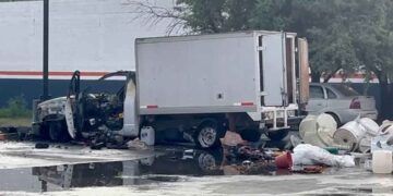 Camioneta es incendiada intencionalmente en San Nicolás, Nuevo León