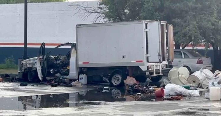 Camioneta es incendiada intencionalmente en San Nicolás, Nuevo León