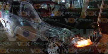 Camioneta se estrella contra dos palmeras y vuelca en Altamira, Tamaulipas