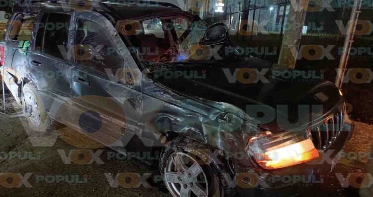 Camioneta se estrella contra dos palmeras y vuelca en Altamira, Tamaulipas