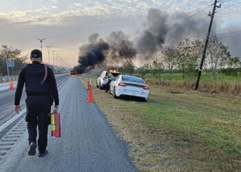 Camioneta se incendia y provoca el cierre de la carretera en Altamira, Tamaulipas