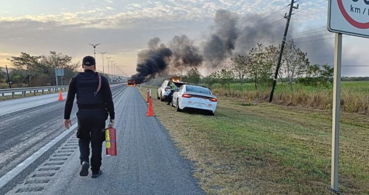 Camioneta se incendia y provoca el cierre de la carretera en Altamira, Tamaulipas