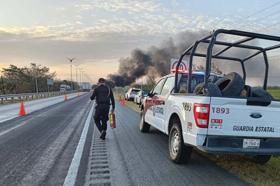 Camioneta se incendia y provoca el cierre de la carretera en Altamira, Tamaulipas