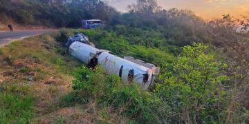 Chofer de tractocamión sufre aparatosa volcadura en la carretera Mante-El Huizache