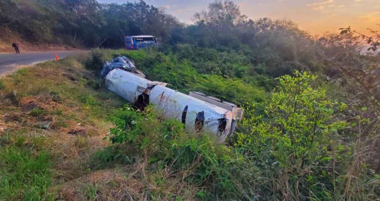 Chofer de tractocamión sufre aparatosa volcadura en la carretera Mante-El Huizache