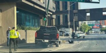 Choque en Avenida Fundidora en Monterrey