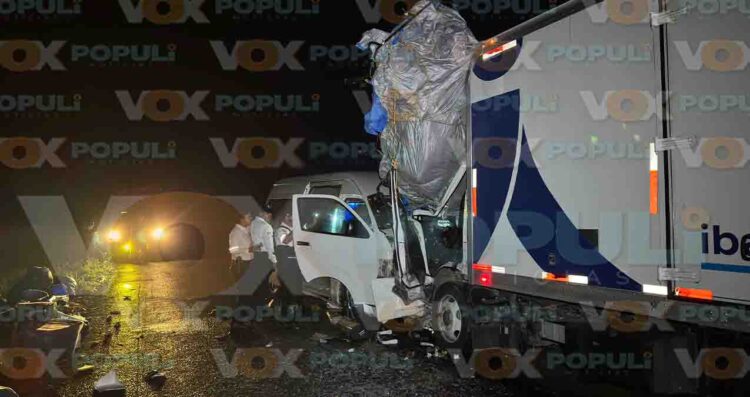 Choque frontal entre Urban y camión de víveres deja varios heridos en Xicoténcatl, Tamaulipas