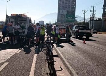 Ciclistas terminan heridos tras ser arrollados por un automóvil en Monterrey, Nuevo León