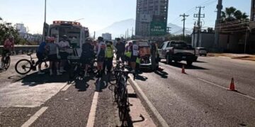 Ciclistas terminan heridos tras ser arrollados por un automóvil en Monterrey, Nuevo León