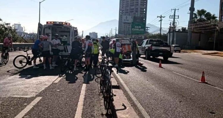 Ciclistas terminan heridos tras ser arrollados por un automóvil en Monterrey, Nuevo León