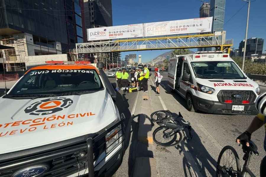 Ciclistas terminan lesionados tras ser arrollados por un automóvil en Monterrey, Nuevo León