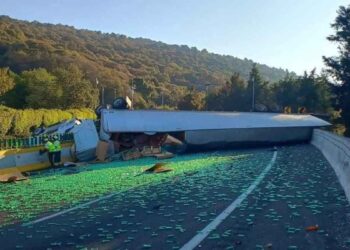 Cierran la autopista México-Cuernavaca tras volcadura de tráiler; hay una persona sin vida