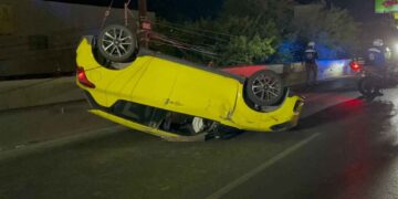 Cinco personas quedan heridas tras volcadura en la avenida Eugenio Garza Sada en Monterrey, NL