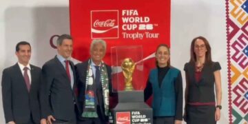 Claudia Sheinbaum recibe la Copa del Mundo de la FIFA a 100 días del Mundial 2026