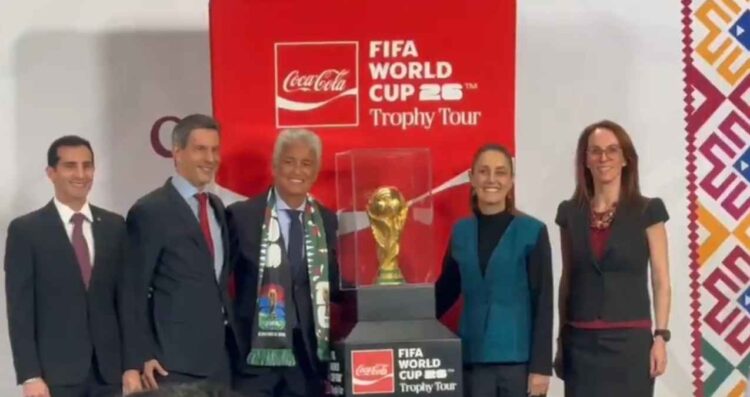 Claudia Sheinbaum recibe la Copa del Mundo de la FIFA a 100 días del Mundial 2026