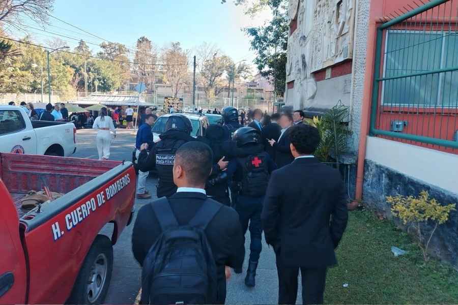 Colapso de tarima durante foto de graduación deja 18 estudiantes lesionados en Xalapa, Veracruz