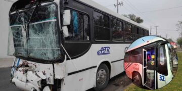 Colisión entre 2 camiones de personal deja varios pasajeros lesionados en Apodaca, NL