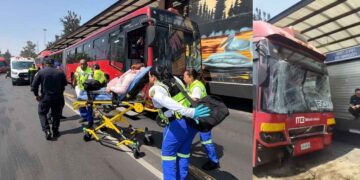 Colisión entre dos unidades del Metrobús deja múltiples lesionados en la zona de San Juan de Aragón en la CDMX