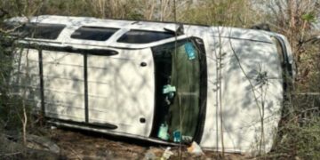 Conductor a exceso de velocidad vuelca tras esquivar vehículo en Matamoros, Tamaulipas