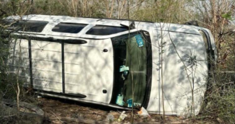 Conductor a exceso de velocidad vuelca tras esquivar vehículo en Matamoros, Tamaulipas