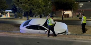 Conductor cae a canal pluvial tras perder el control en la avenida Lázaro Cárdenas en Monterrey, NL