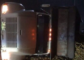 Conductor ebrio vuelca camión cañero en Mante, Tamaulipas