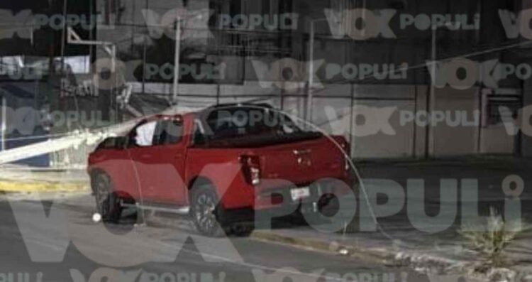 Conductor huye tras derribar poste eléctrico en Ciudad Victoria, Tamaulipas
