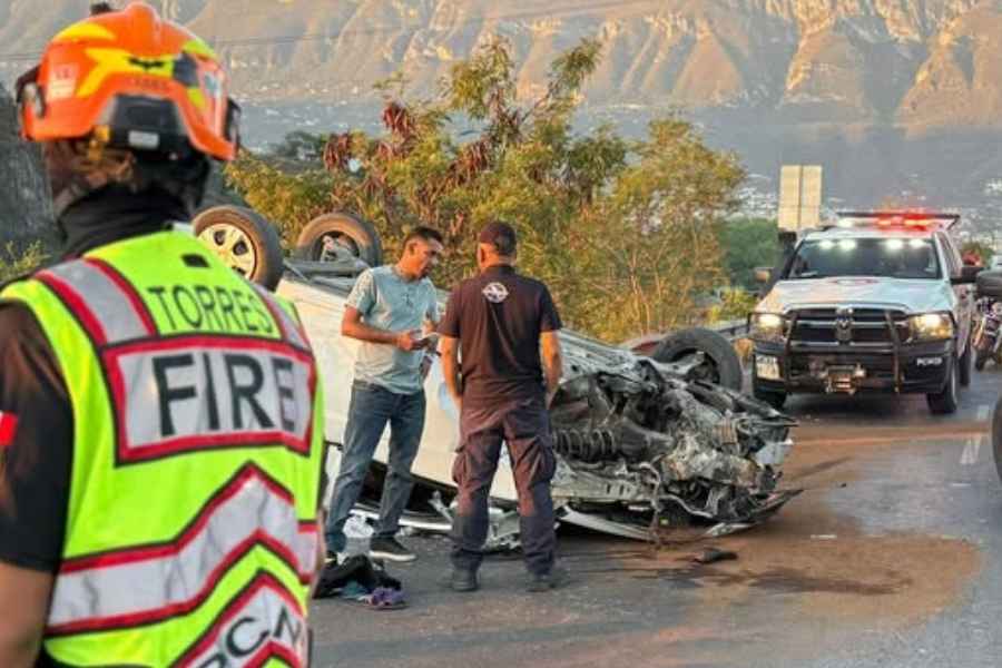 Conductor pierde el control y vuelca, dejando lesionados en Monterrey, Nuevo León