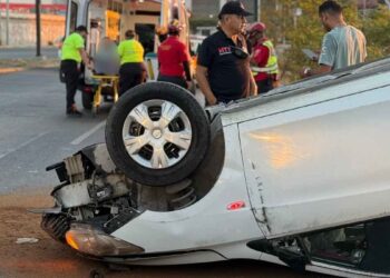 Conductor pierde el control y vuelca, dejando lesionados en Monterrey, Nuevo León